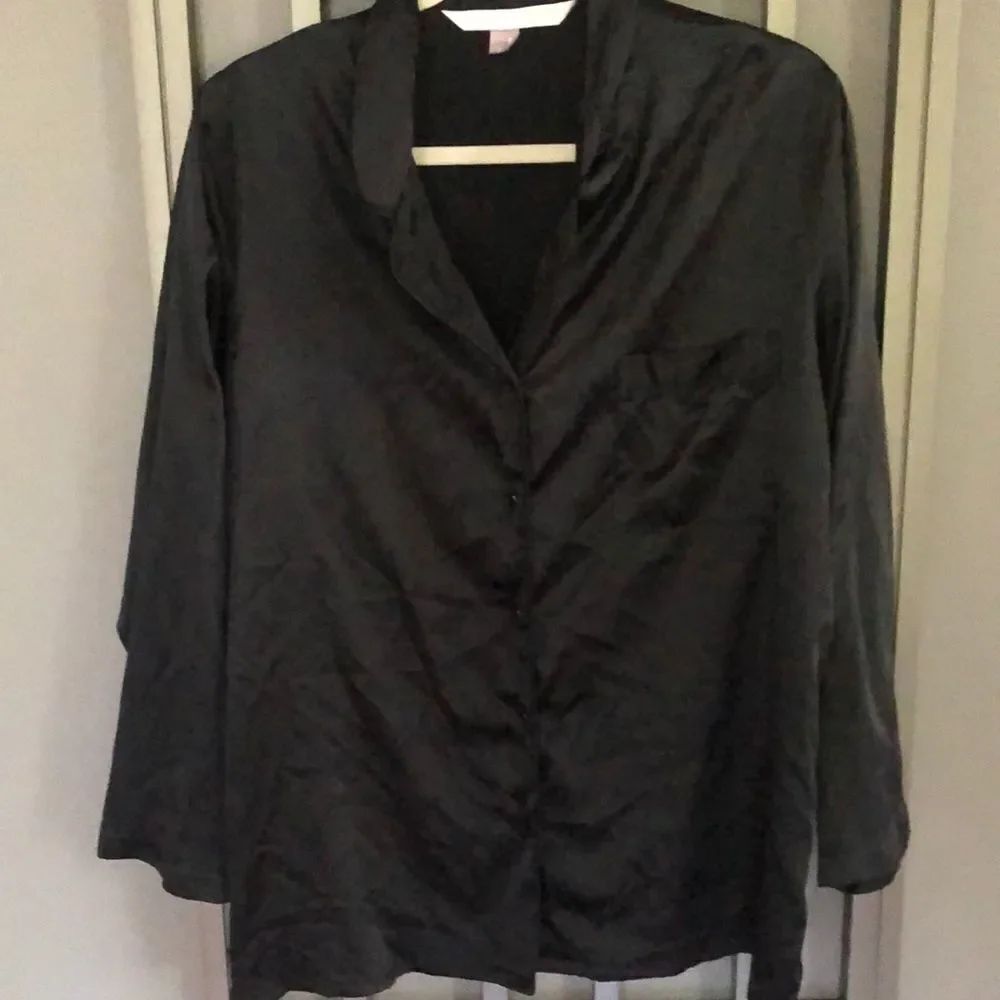 Victoria’s Secret Black satin long sleeve pajama top. Size L